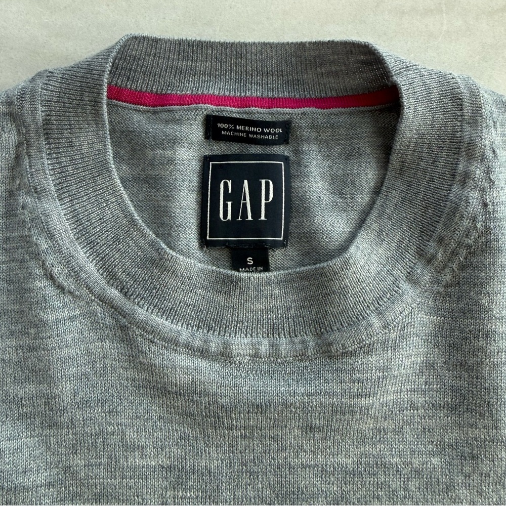 GAP 100% Merino Wool Crewneck Sweater Minimalist Soft Knit Women Size S - Picture 5 of 8